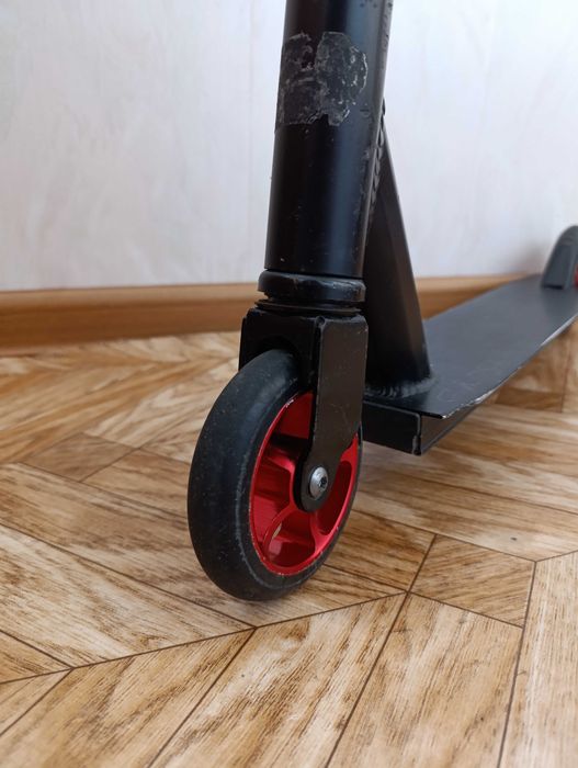 Продам трюковой самокат срочно !!