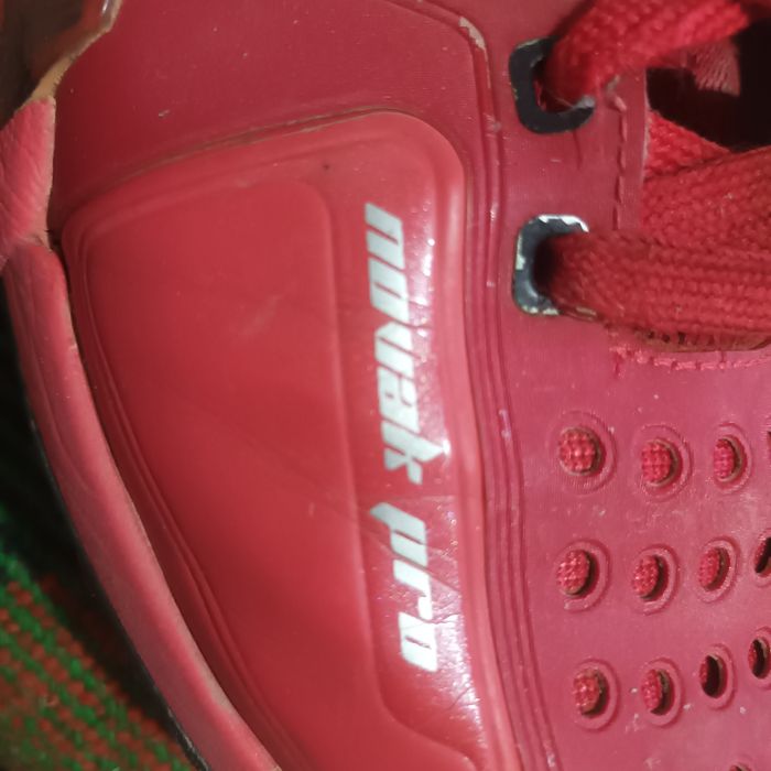 Тенис маратонки за червено.