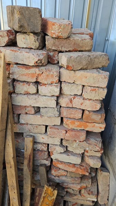 Продам кирпич, целый и половинка