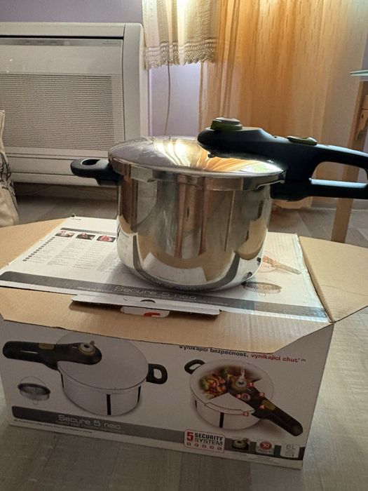 Тенджера под налягане Tefal