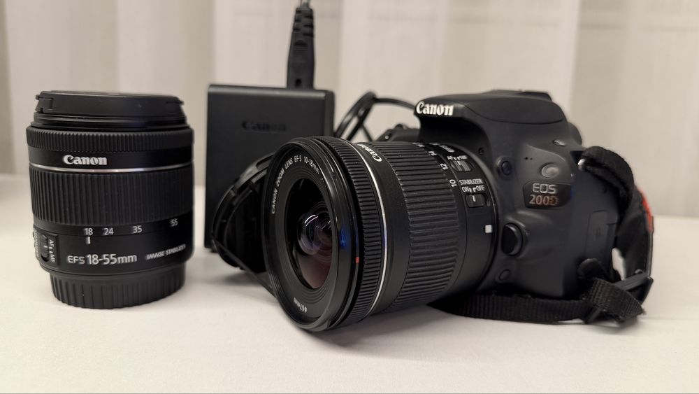 Фотоапарат Canon EOS 200D