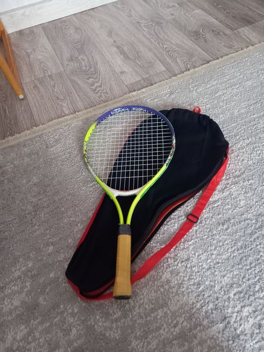 Теннисная ракетка