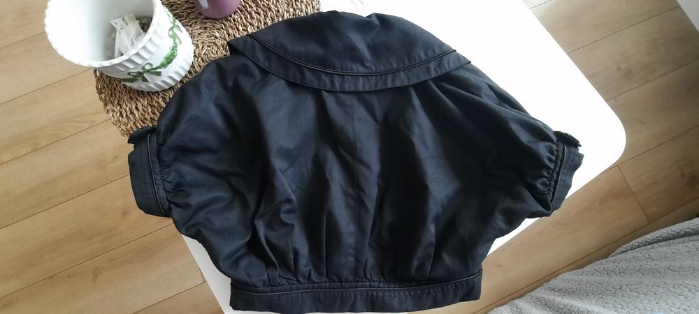 Jacheta scurta dama marca Stradivarius