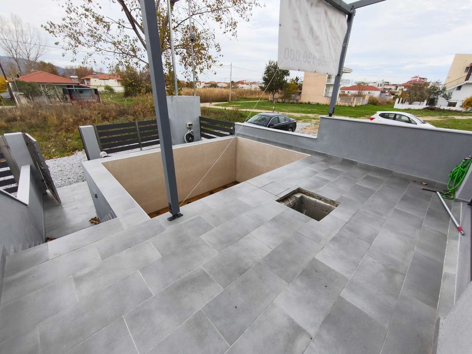 Продава нова къща 58м2 с басейн и двор 120 м2 в Паралия Врасна, Гърция