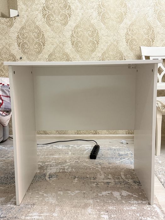 Стол из IKEA (белый)