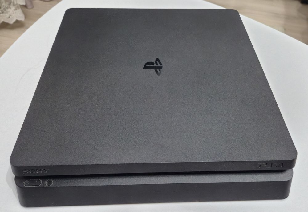 Vand Playstation 4 Slim + 1 controller