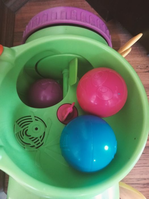 Буталка, с топчета, прахосмукачка, музикална