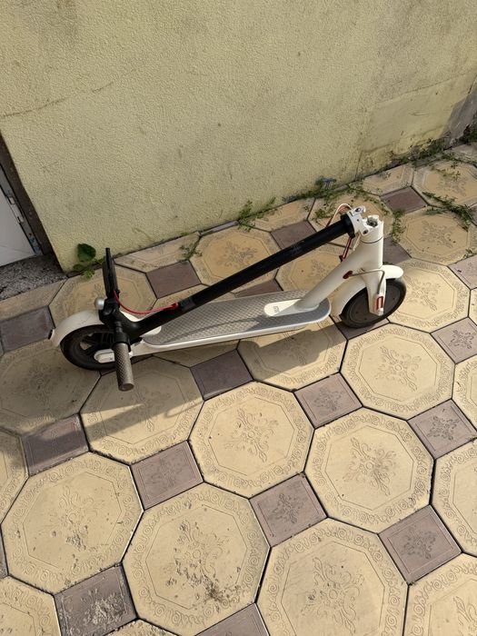 Срочно продам самокат xiaomi mi electric scooter m365