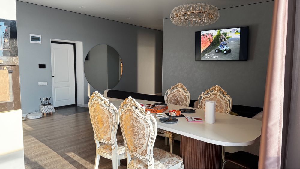 Большой обеденный  стол