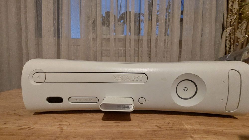 Vând Xbox 360 în stare perfecta cu jocuri