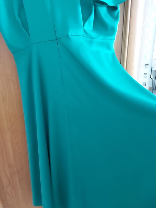 Rochie damă elegantă culoare verde smarald  potrivită pentru  ocazii speciale.Rochie are croi în cloș.