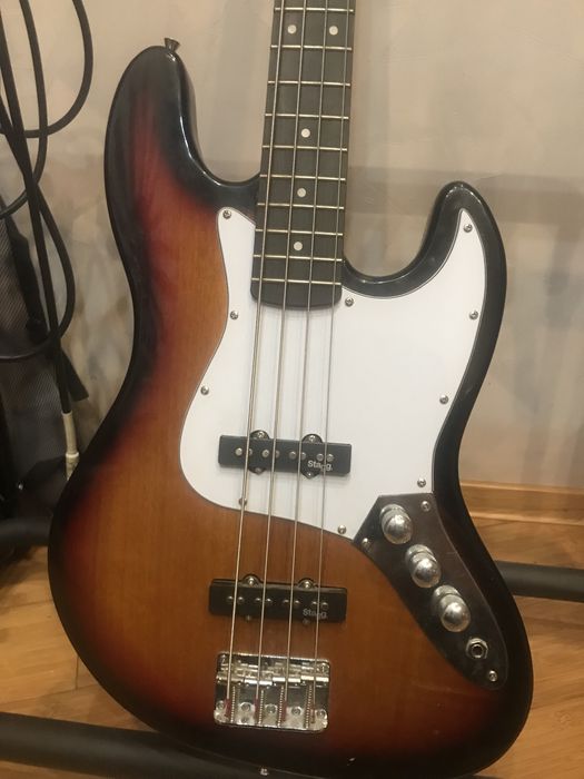 Бас гитара Stagg SB-300 + Басовый комбик Stagg BA-20