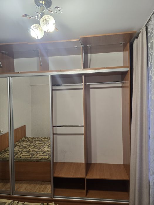 Продам шкаф с полками до потолка