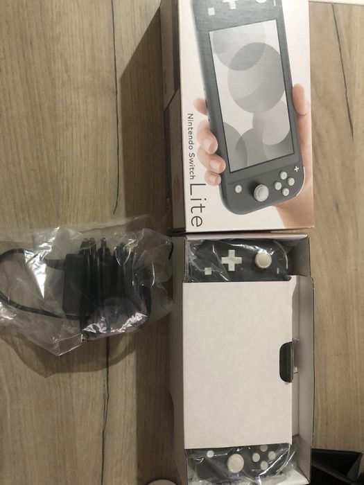 Nentenda Switch Kam foydalanilgan, mukammal holatda, qutida.