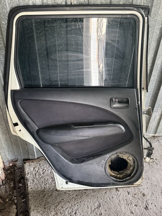 Продам заднюю левую дверь