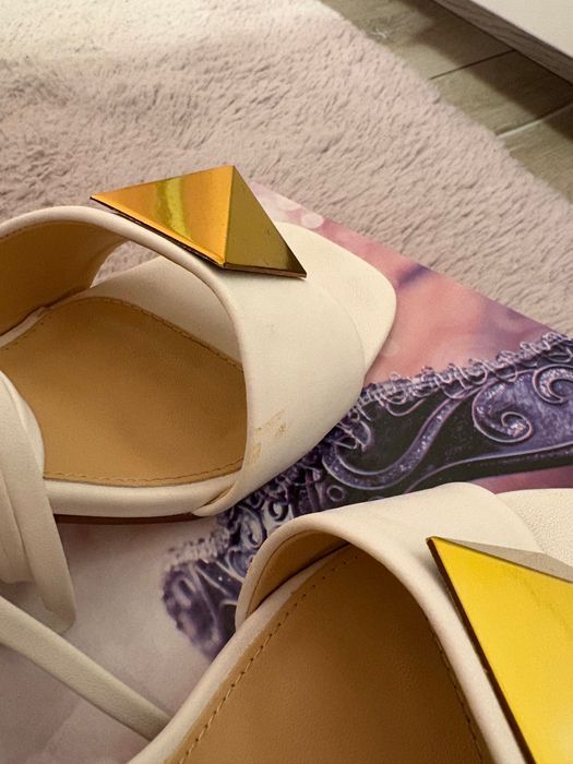 Дамски сандали на ток с връзки около крака