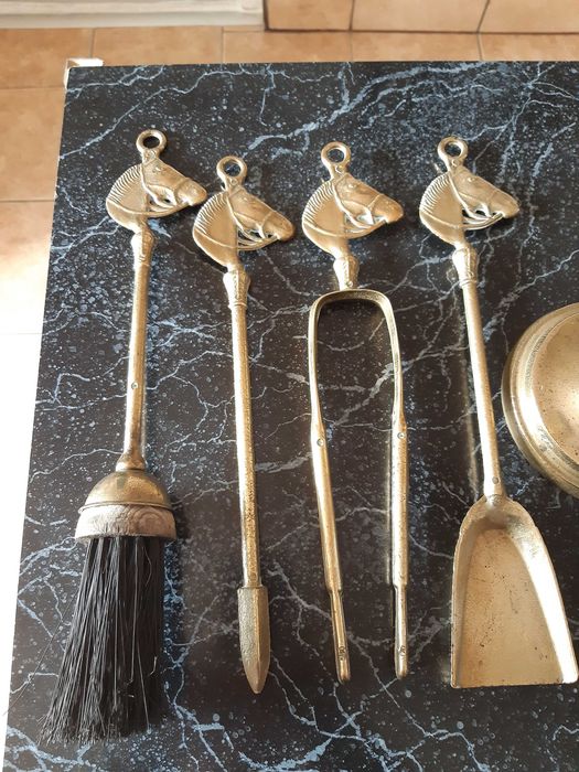 Ustensile semineu din bronz, cu 4 piese cu cap de cal,  inaltime 51 cm