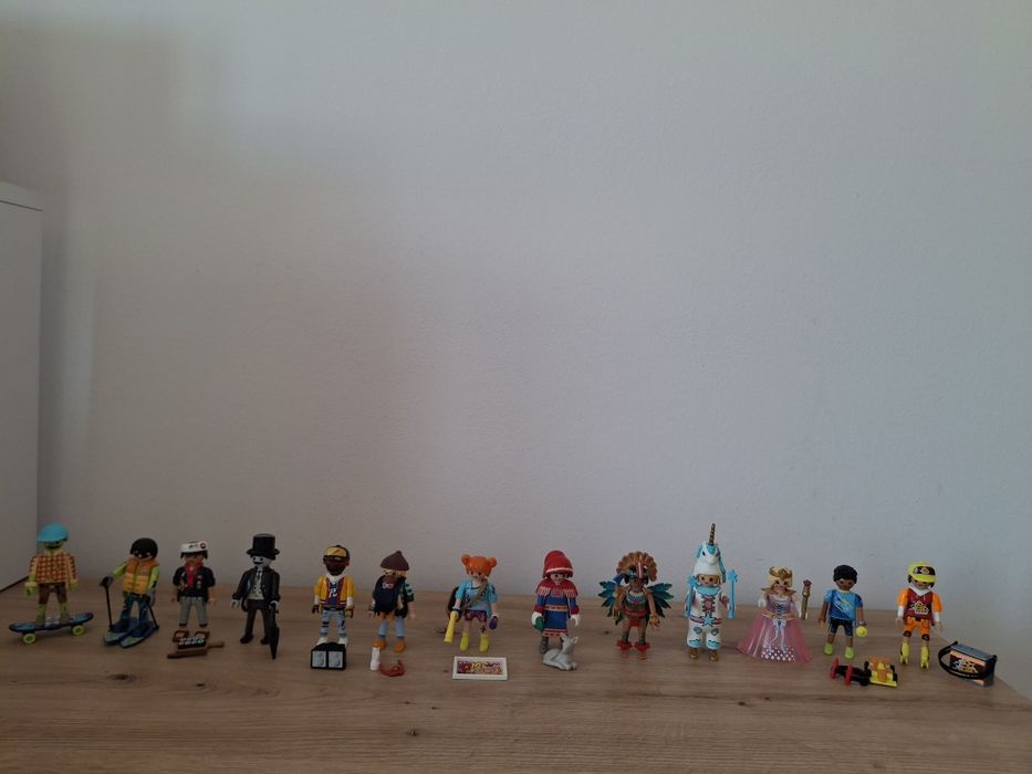 Vand lot cu 13  figurine Playmobil