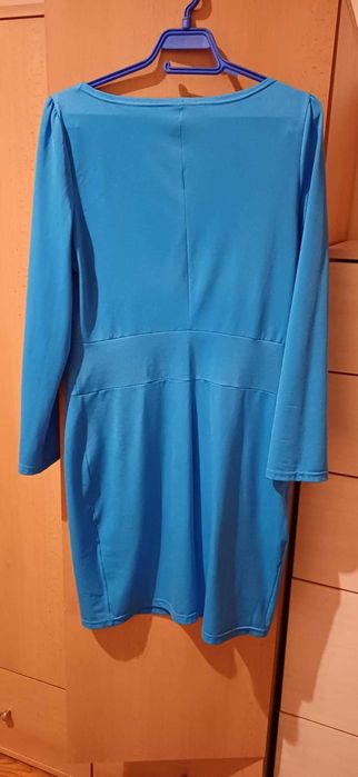 Къса синя рокля с лодка деколте и широк колан на талията