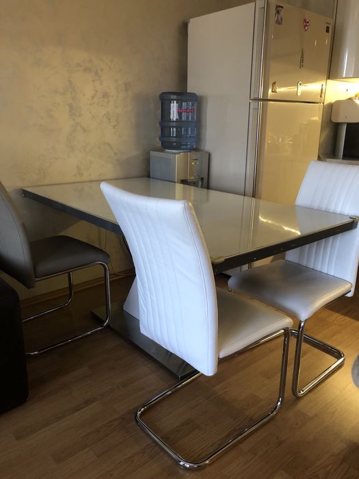 бяла със сиво луксозна трапезна маса