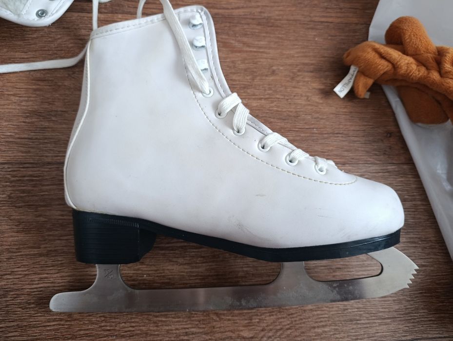 Продам коньки фигурные