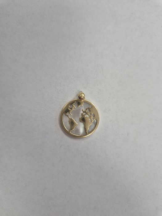 Златен медальон с карта на света и седеф