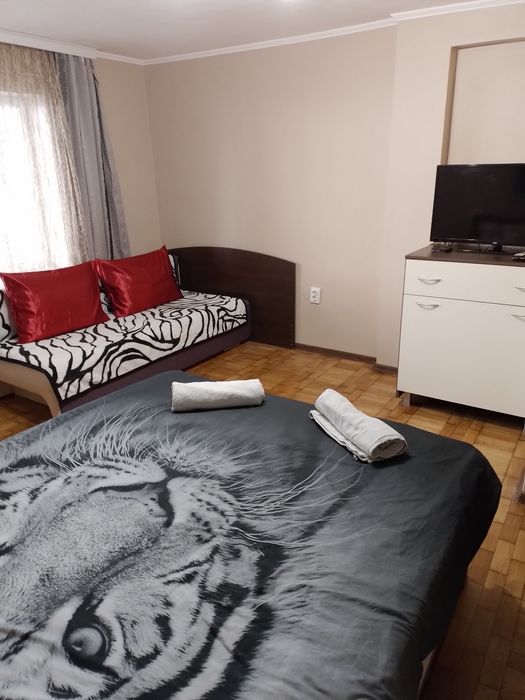 Дава се под наем Тристаен апартамент в Варна, Център - 70 кв.м за 510 € - Снимка #2