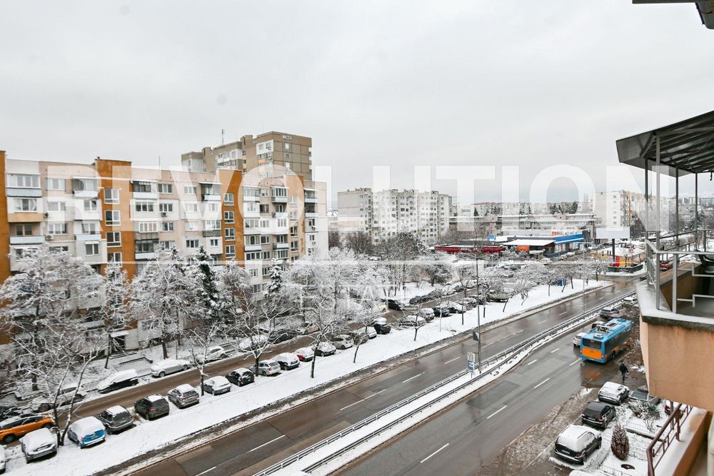 Тристаен апартамент в ж.к. Изток.