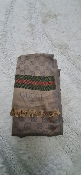 Esarfa lunga Gucci.