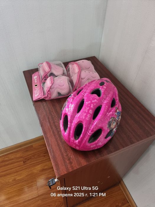 Продаётся защитный детский велошлем с комплектом защиты .
