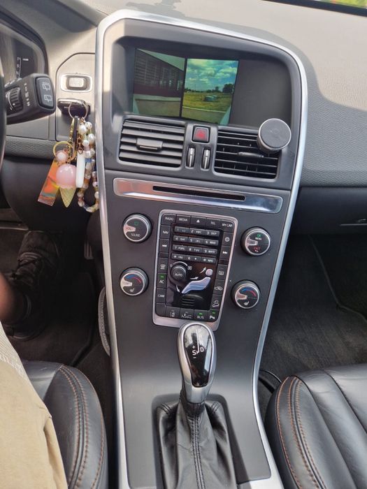 Vand Volvo XC60 Facelift D5 2.4 Bi Turbo 225cp tracțiune integrala.