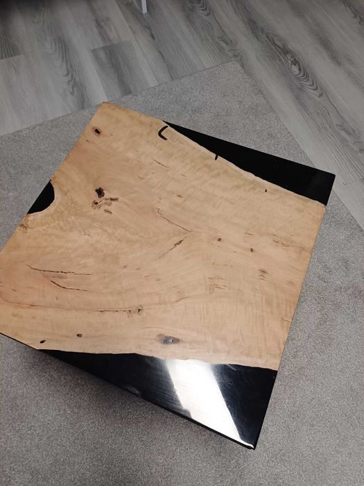 Masuta de cafea din lemn de par cu rasina