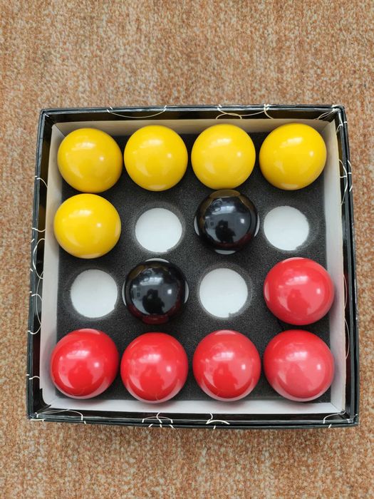 Vand bile noi biliard colorate rosu , galben si negru de 47,8 mm