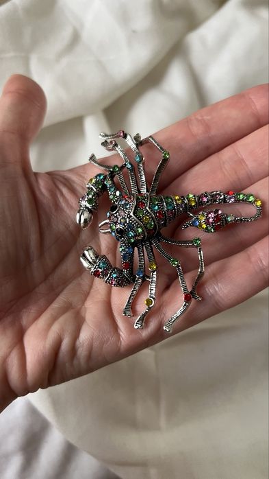 Brosa deosebita -crab cu strasuri