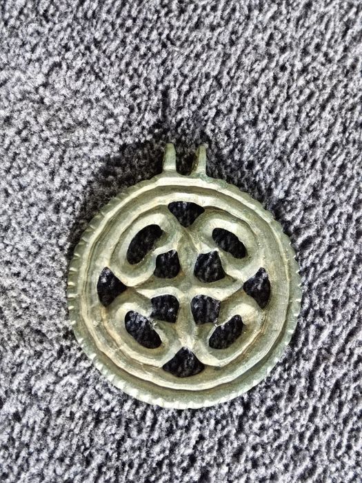 Продам старинный амулет