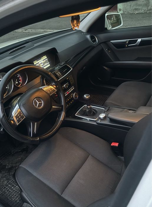 Mercedes-Benz C180 Manuala