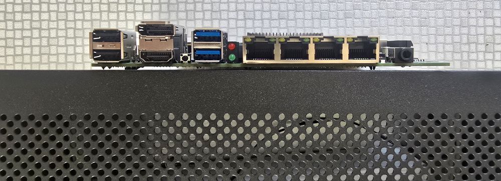 Продавам ITX дънна платка и кутия перфектни за Truenas NAS