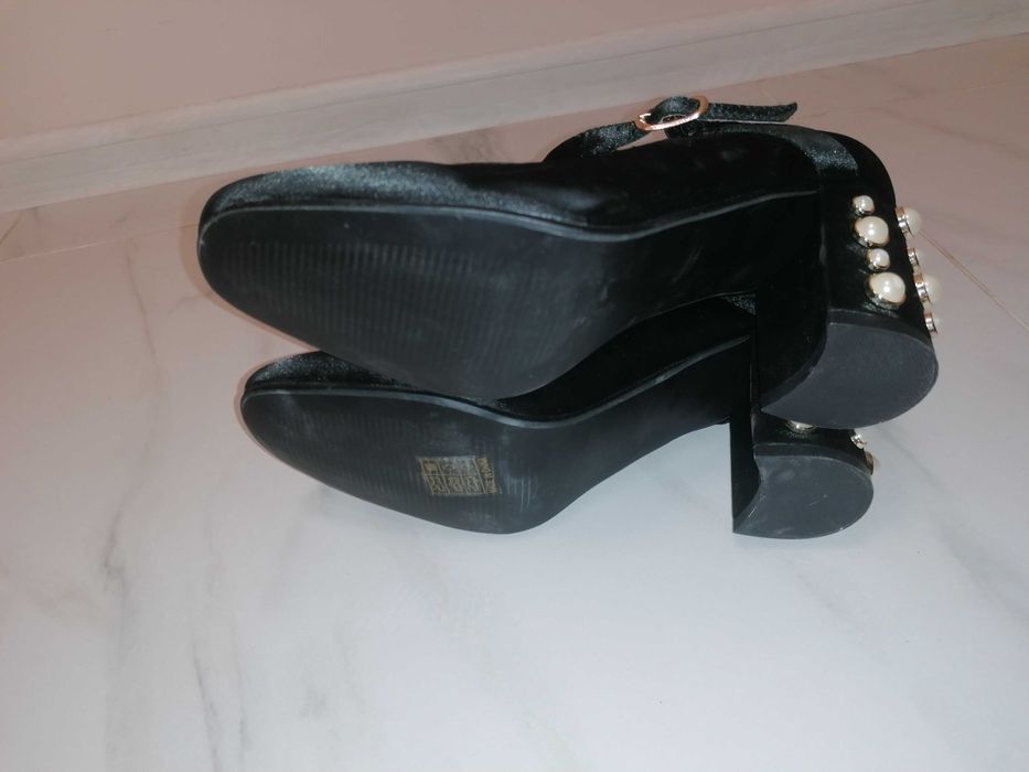 Нови обувки от сатен с перли