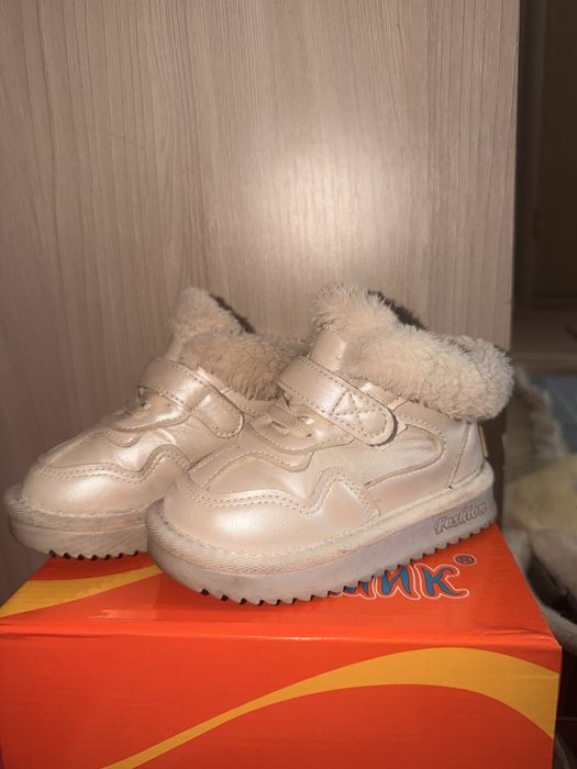 Продам детскую обувь