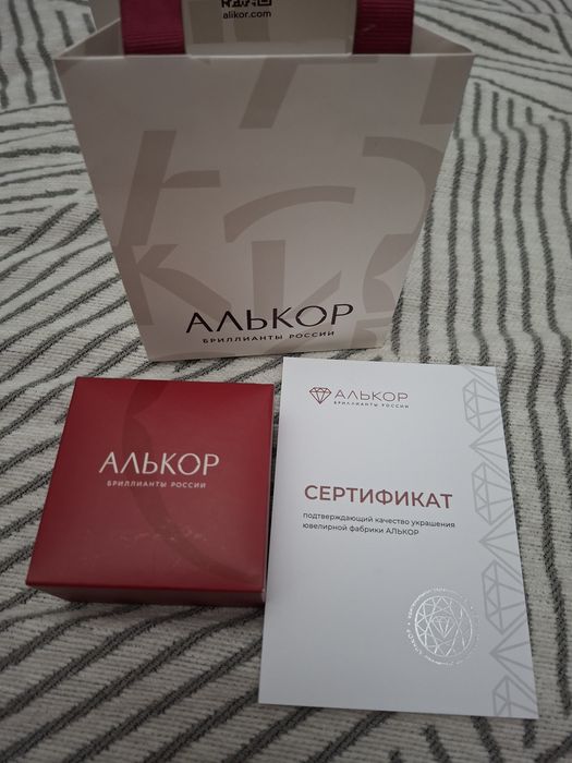 Продам золотые серьги