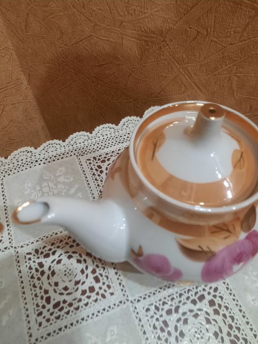 Абсолютно новый чайник(700мл), Дулевский фарфор, ручная роспись, зол