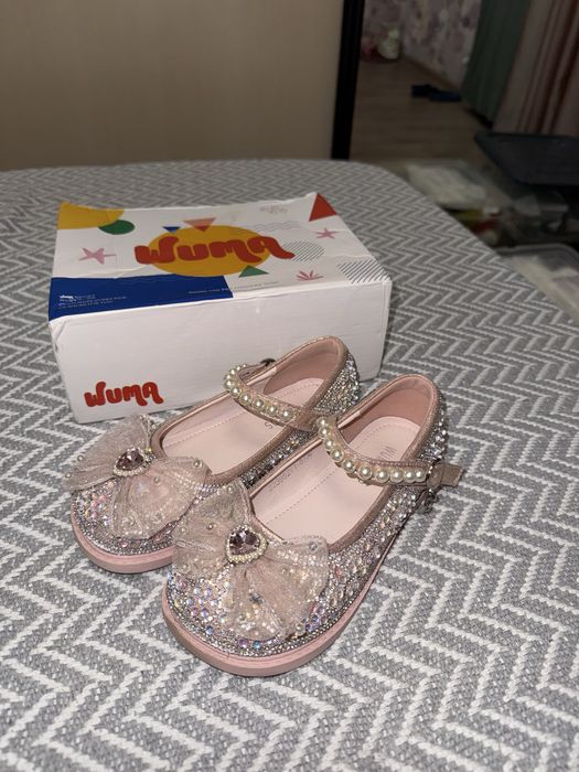 Продам красивые и удобные туфли на девочку