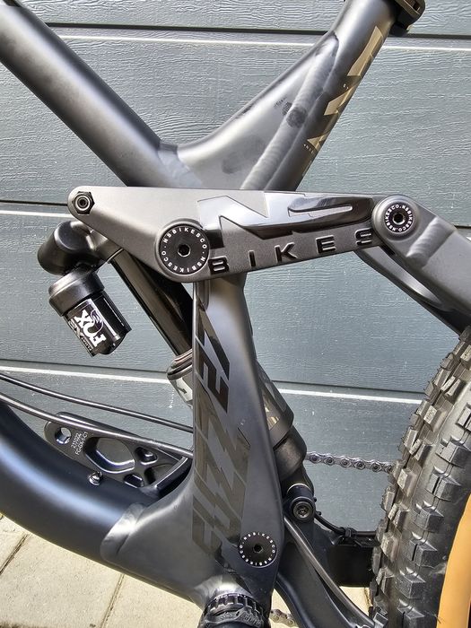 Bicicleta Downhill NS Fuzz L nouă