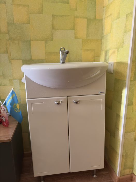 Продам раковину с тумбой