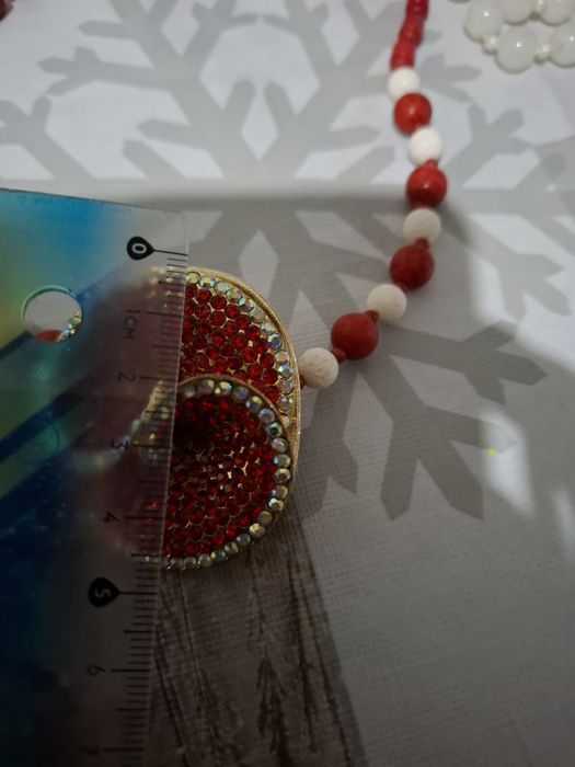 Colier coral rosu și alb cu un design ultramodern45 cm lungime