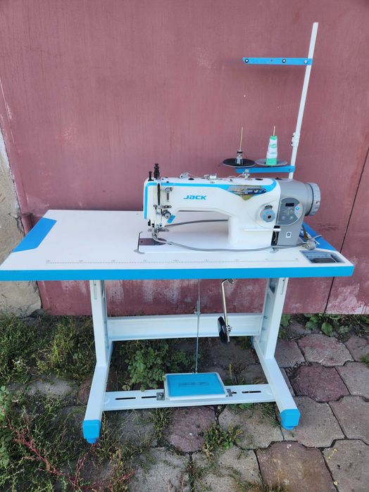 Продается швейная машина со столом