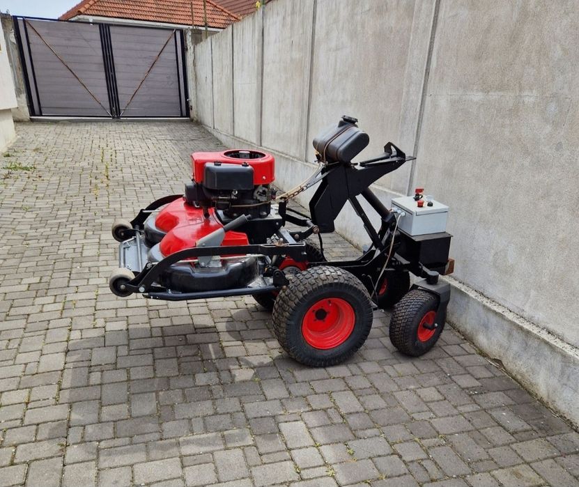 Robot pentru tuns iarbă cu telecomandă (tractor de tuns iarba)