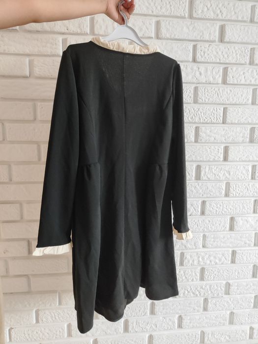 Черное платье с белым воротником