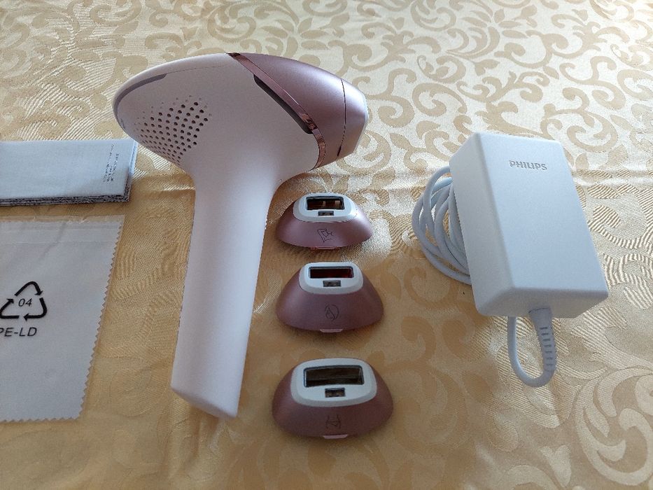Фотоепилатор PHILIPS SERIES 9900 LUMEA BRI977/00, работа на батерия, брой импулси 450000, бял