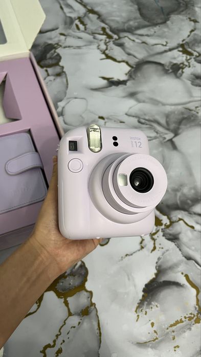 Instax mini 12 + коробка, чехол и альбом.